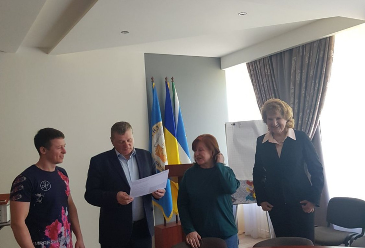 Вручення сертифікатів про закінчення короткострокових курсів освітнього ХАБу неформального професійного навчання мікронавичкам у будівельній