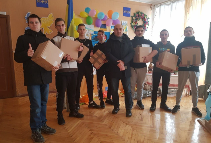 Допомога дітям-сиротам та дітям, позбавлених батьківського піклування, у вигляді харчових наборів від Міжнародного благодійного фонду”Олива”