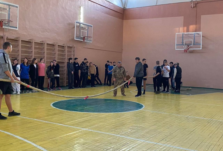 Спортивні змагання з перетягування канату